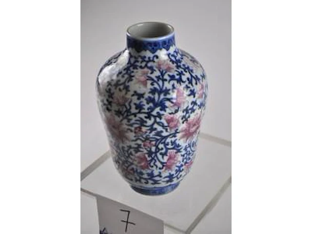 Vase sur piédouche. a ornementation de rinceaux de fleurs à l'émail rose et en camaïeu de bleu. porcelaine de chine. marque sigillaire apocryphe de kien-long. - afbeelding 2 van  3