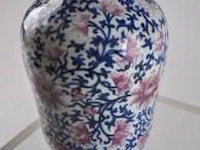 Vase sur piédouche. a ornementation de rinceaux de fleurs à l'émail rose et en camaïeu de bleu. porcelaine de chine. marque sigillaire apocryphe de kien-long. - afbeelding 2 van  3