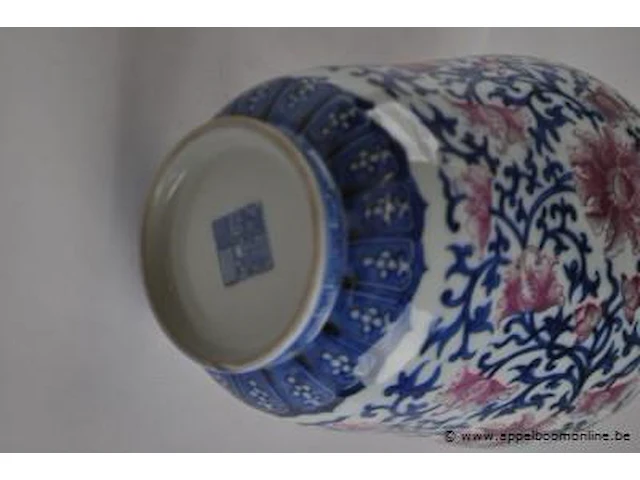 Vase sur piédouche. a ornementation de rinceaux de fleurs à l'émail rose et en camaïeu de bleu. porcelaine de chine. marque sigillaire apocryphe de kien-long. - afbeelding 3 van  3