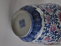 Vase sur piédouche. a ornementation de rinceaux de fleurs à l'émail rose et en camaïeu de bleu. porcelaine de chine. marque sigillaire apocryphe de kien-long. - afbeelding 3 van  3