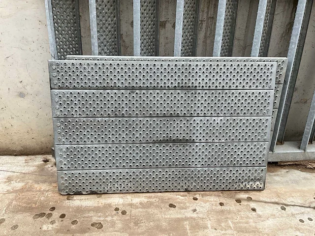 Vaste trap in metaal - afbeelding 2 van  7