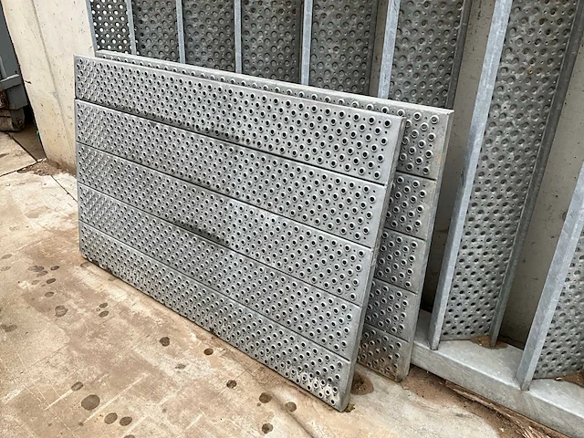 Vaste trap in metaal - afbeelding 3 van  7