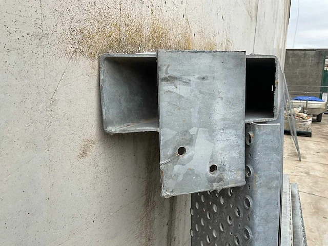 Vaste trap in metaal - afbeelding 5 van  7