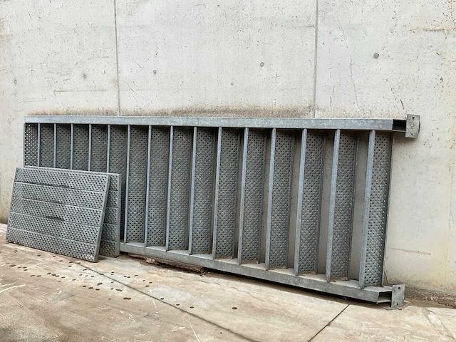 Vaste trap in metaal - afbeelding 7 van  7