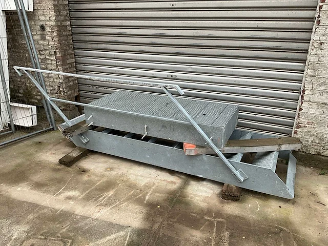 Vaste trap in metaal - afbeelding 1 van  7