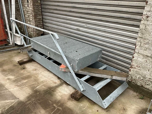 Vaste trap in metaal - afbeelding 2 van  7