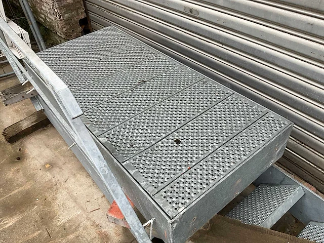 Vaste trap in metaal - afbeelding 3 van  7