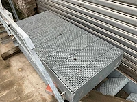 Vaste trap in metaal - afbeelding 3 van  7