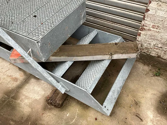 Vaste trap in metaal - afbeelding 4 van  7