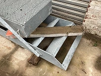 Vaste trap in metaal - afbeelding 4 van  7