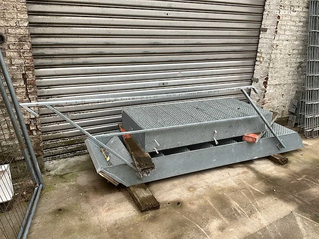 Vaste trap in metaal - afbeelding 5 van  7