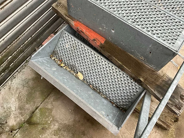 Vaste trap in metaal - afbeelding 6 van  7