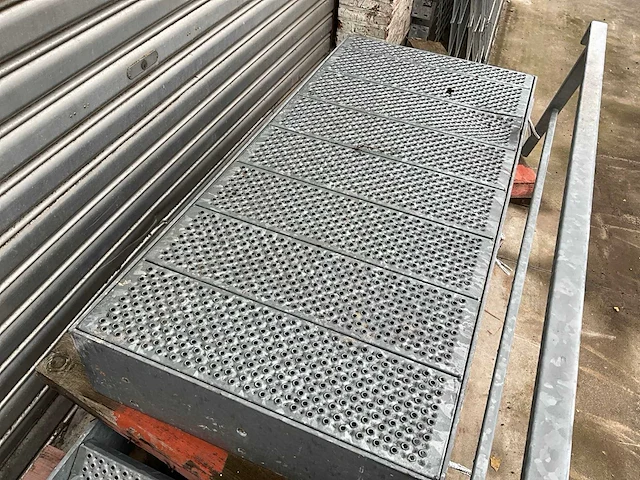 Vaste trap in metaal - afbeelding 7 van  7