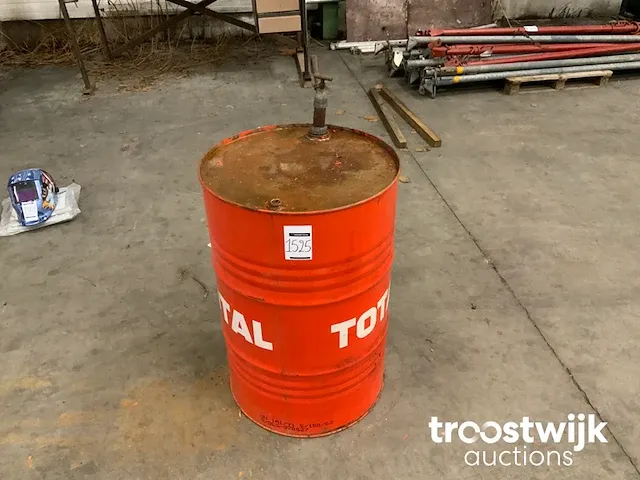 Vat met onverdunde koelvloeistof - afbeelding 1 van  2