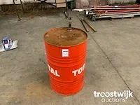 Vat met onverdunde koelvloeistof - afbeelding 1 van  2
