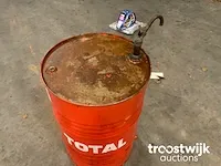 Vat met onverdunde koelvloeistof - afbeelding 2 van  2