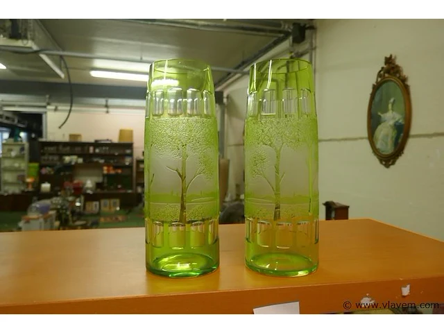 Vazen in groen glas - afbeelding 1 van  1
