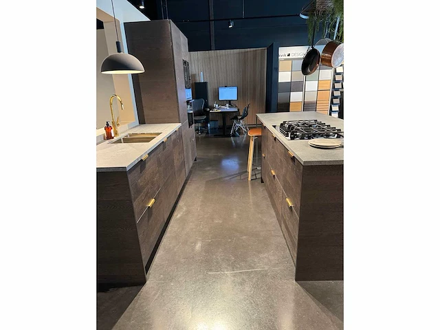 Veda dark oak fineer - kitchen arrangement - afbeelding 2 van  5