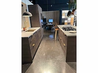 Veda dark oak fineer - kitchen arrangement - afbeelding 2 van  5