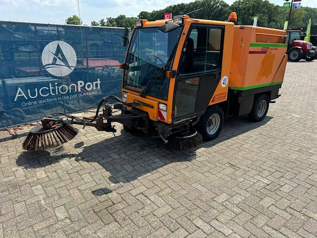 Veegmachine bucher citycat 2000 diesel - afbeelding 1 van  1