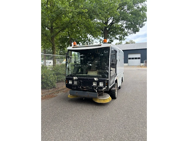 Veegmachine diesel - afbeelding 1 van  1