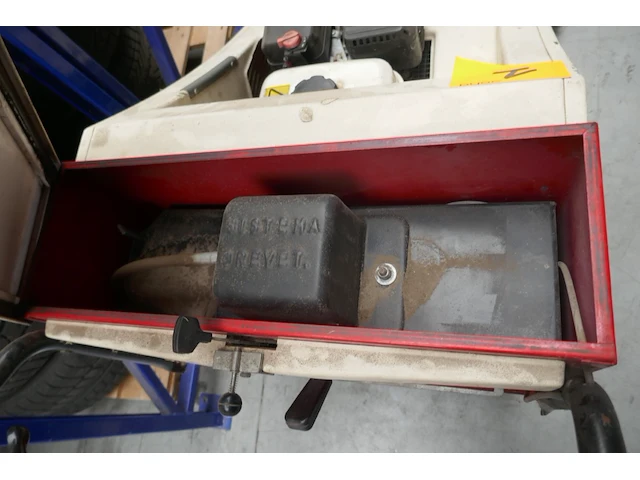 Veegmachine op benzine eurika - afbeelding 4 van  5