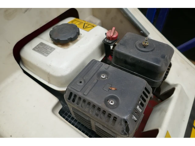 Veegmachine op benzine eurika - afbeelding 5 van  5