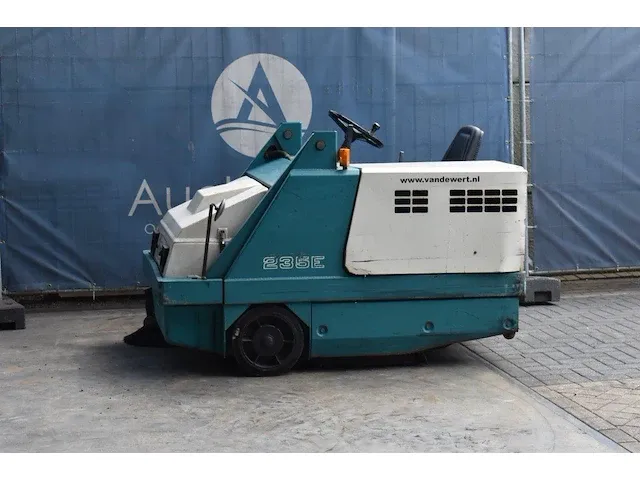 Veegmachine tennant 235e elektrisch - afbeelding 1 van  1