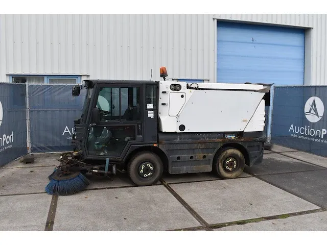 Veegwagen schmidt compact 200 diesel - afbeelding 1 van  1