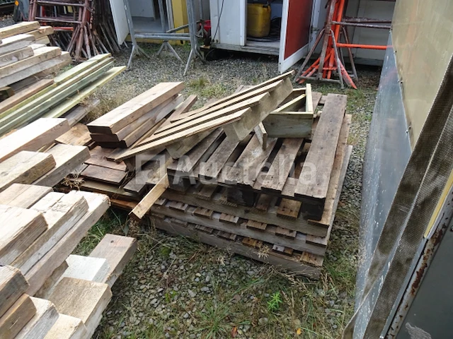 Veel verschillende planken, wiggen, houten planken - afbeelding 3 van  9