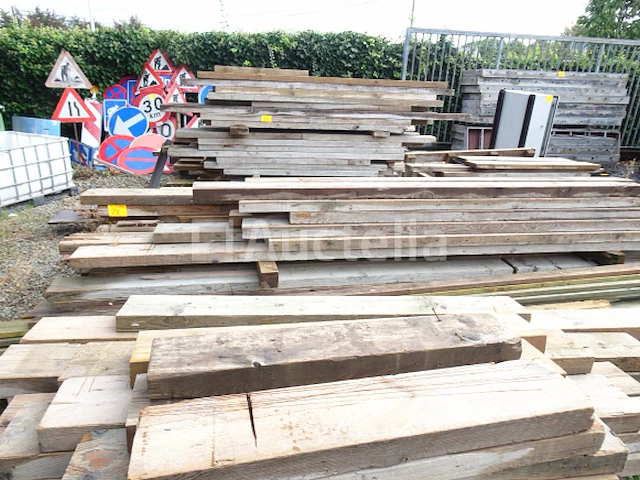 Veel verschillende planken, wiggen, houten planken - afbeelding 5 van  9