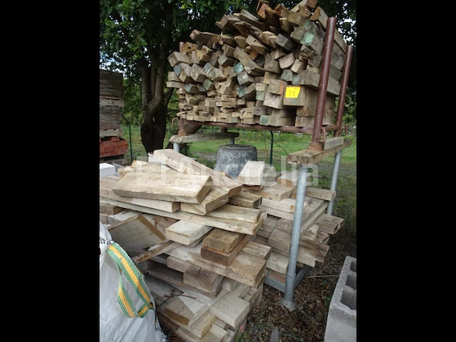 Veel verschillende planken, wiggen, houten planken - afbeelding 6 van  9