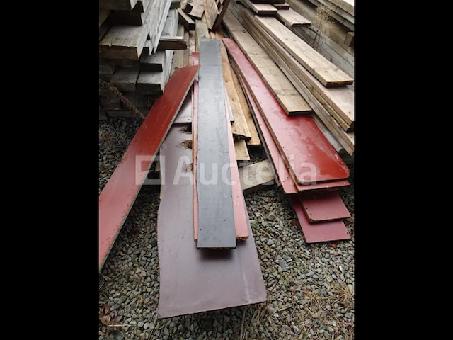 Veel verschillende planken, wiggen, houten planken - afbeelding 8 van  9