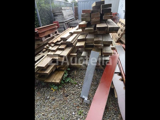 Veel verschillende planken, wiggen, houten planken - afbeelding 9 van  9