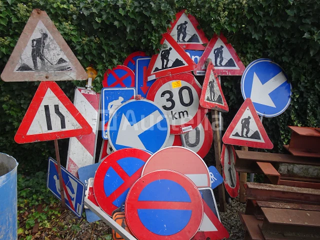 Veel verschillende verkeersborden - afbeelding 1 van  8