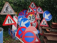 Veel verschillende verkeersborden - afbeelding 1 van  8