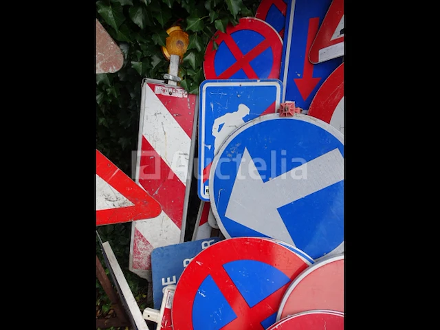 Veel verschillende verkeersborden - afbeelding 2 van  8