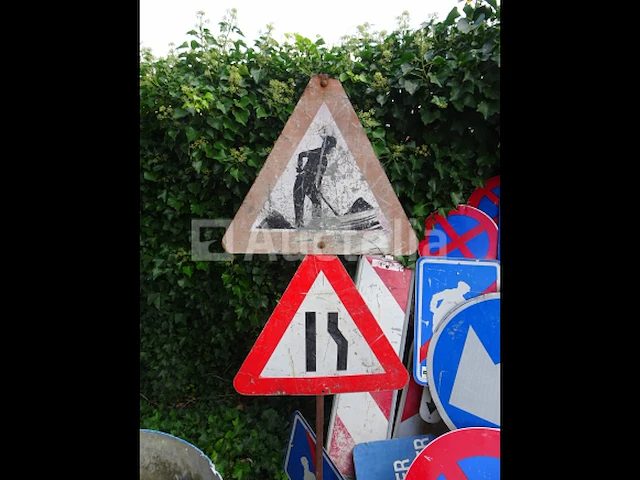 Veel verschillende verkeersborden - afbeelding 3 van  8
