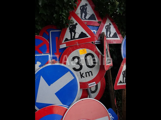 Veel verschillende verkeersborden - afbeelding 4 van  8