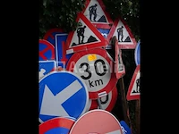 Veel verschillende verkeersborden - afbeelding 4 van  8