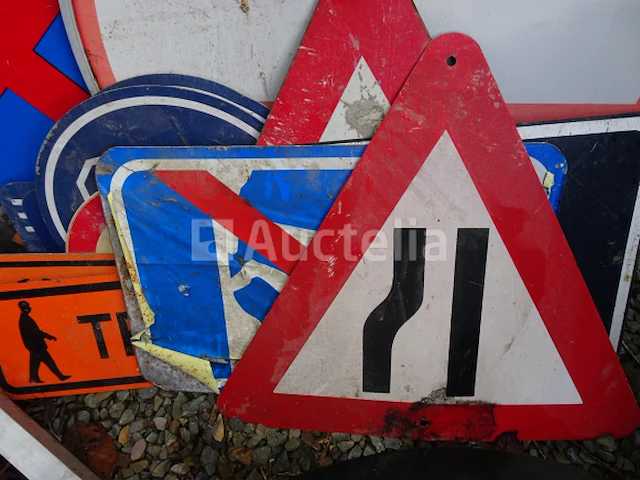 Veel verschillende verkeersborden - afbeelding 5 van  8