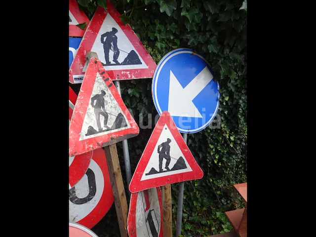 Veel verschillende verkeersborden - afbeelding 6 van  8
