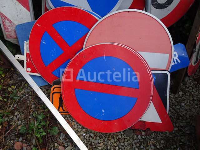 Veel verschillende verkeersborden - afbeelding 7 van  8