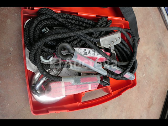 Veiligheidsharnas in de koffer - afbeelding 1 van  4