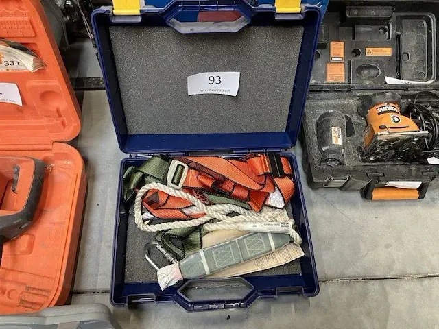 Veiligheidsharnassen in pvc opbergkoffer - afbeelding 1 van  3