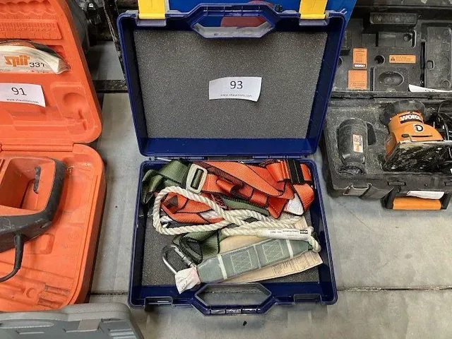 Veiligheidsharnassen in pvc opbergkoffer - afbeelding 3 van  3