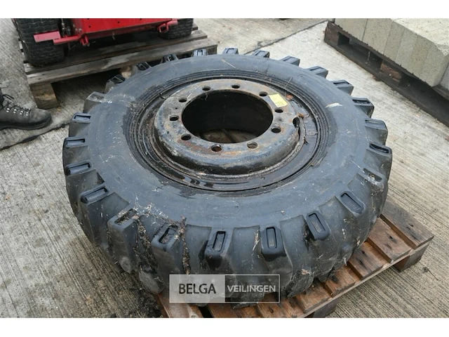 Velg + band van jcb bandenkraan - afbeelding 2 van  4