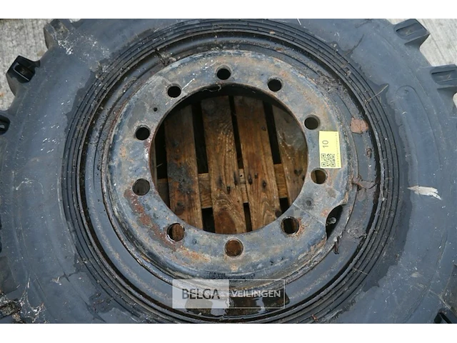 Velg + band van jcb bandenkraan - afbeelding 3 van  4