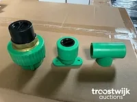 Verbinding en koppelstukken voor giacogreen buis watertoevoer.