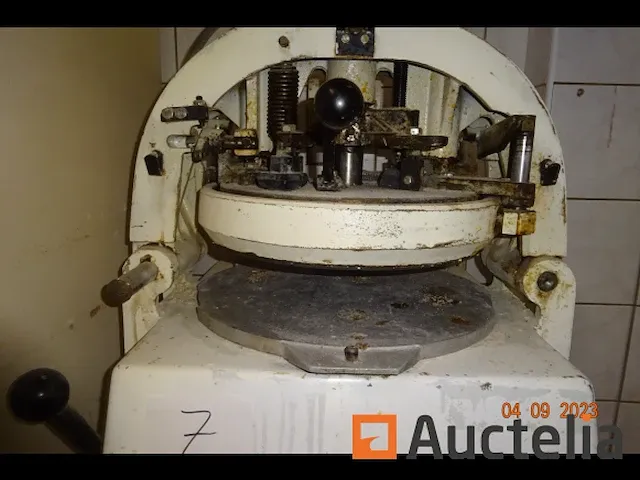 Verdeeldheid zaaiende ballenmachine - afbeelding 1 van  6